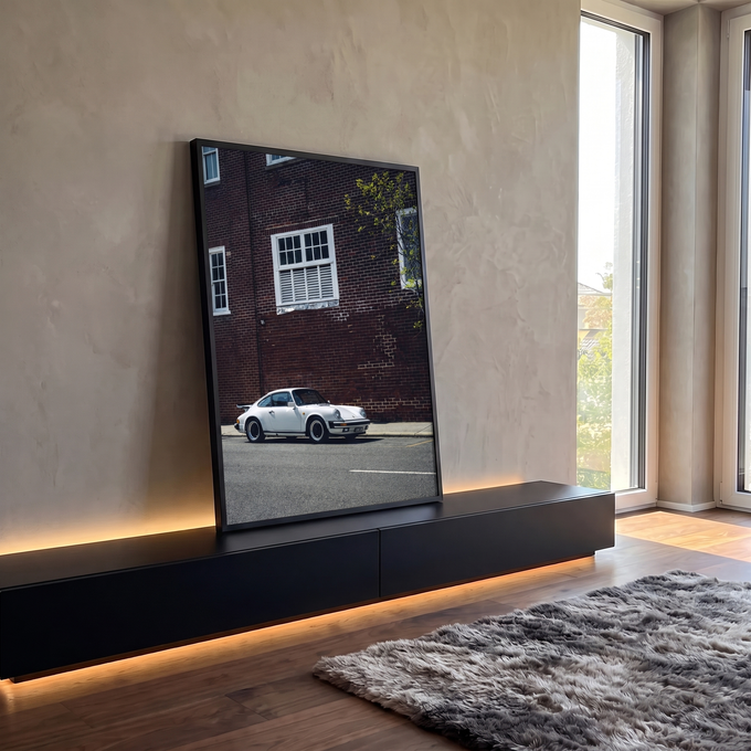 Quadro Decorativo Grande Carro Clássico Branco para Sala | quadros decorativos para sala | carro esportivo branco clássico estacionado em rua com parede de tijolos ao fundo | em Quadros para Sala | Porao dos Quadros