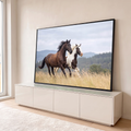 Cavalo castanho e cavalo pampa galopando em campo de grama dourada com montanhas, quadro decorativo