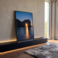 Sol se pondo através de arco de rocha no mar, reflexo dourado na água azul, quadro decorativo