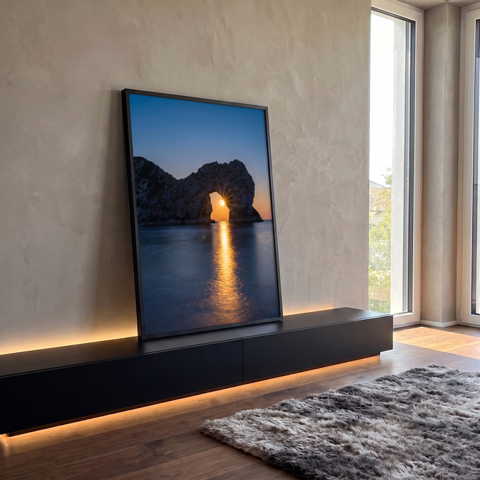 Sol se pondo através de arco de rocha no mar, reflexo dourado na água azul, quadro decorativo