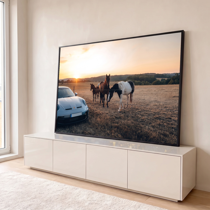 Quadro Decorativo Grande Carro Pôr do Sol para Sala Branco | quadros decorativos para sala | carro esportivo branco diante de cavalos em campo dourado ao pôr do sol | em Quadros para Sala | Porao dos Quadros