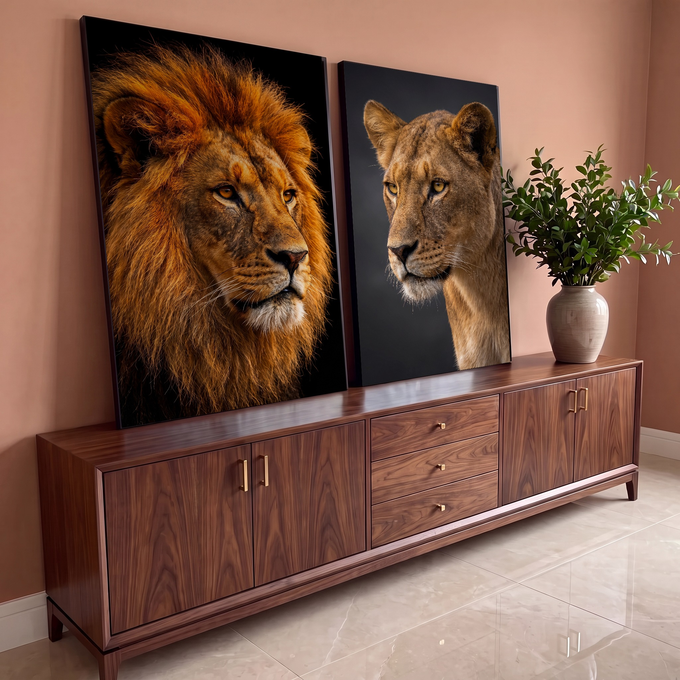Quadro Decorativo Kit 2 Telas Leão e Leoa para Sala Marrom | quadros decorativos para sala | retrato de leão com juba dourada e leoa em fundos escuros contrastantes | em Quadros para Sala | Porao dos Quadros