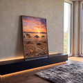 Praia ao pôr do sol com guarda-sóis, espreguiçadeiras, estrela-do-mar e garrafa na areia, quadro decorativo