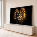 Leão em close com olhos amarelos e tinta dourada escorrendo sobre fundo preto, quadro decorativo