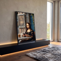 Quadro Decorativo Grande Mona Lisa Moderna para Sala Marrom | quadros decorativos para sala | mulher estilo Mona Lisa segurando celular numa mesa de café | em Quadros para Sala | Porao dos Quadros