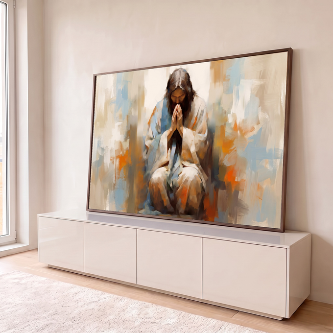 Jesus Cristo ajoelhado em oração com mãos postas, pinceladas abstratas bege, azul e laranja, quadro decorativo