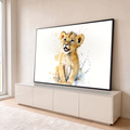 Filhote de leão sorrindo em aquarela dourada com respingos azuis sobre fundo branco, quadro decorativo