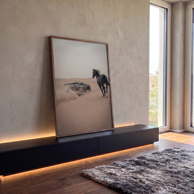 Cavalo negro galopando e carro esportivo levantando poeira nas dunas do deserto, quadro decorativo