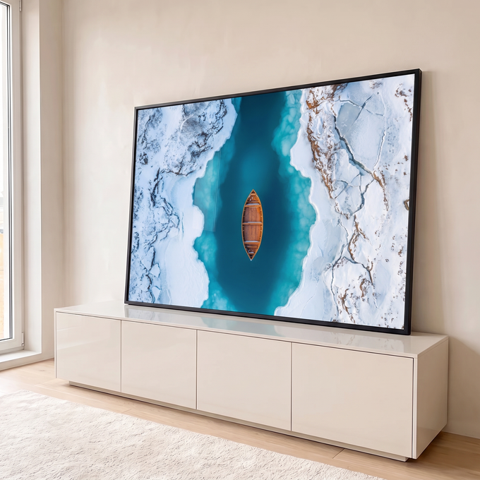 Quadro Decorativo Grande Barco Rio Turquesa Gelado para Sala | quadros decorativos para sala | vista aérea de barco de madeira vazio em rio turquesa entre margens de neve e gelo | em Quadros para Sala | Porao dos Quadros