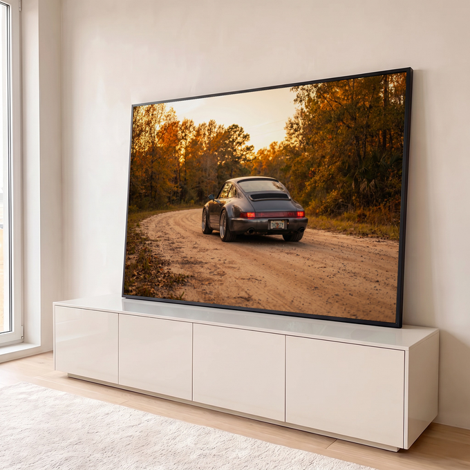 Porsche 911 cinza em estrada de terra entre árvores de outono ao pôr do sol, quadro decorativo