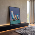 Barcos a vela com velas azuis e bege navegando em mar turquesa sob céu tempestuoso, quadro decorativo
