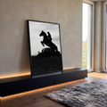 Silhueta de cavaleira em cavalo empinado diante de Porsche clássico, foto preto e branco, quadro decorativo