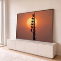 Seis pássaros em silhueta numa árvore seca diante de sol gigante laranja, quadro decorativo