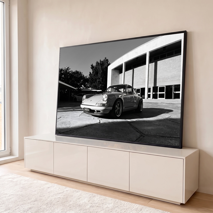 Porsche 911 Singer clássico em fotografia preto e branco diante de prédio moderno, quadro decorativo