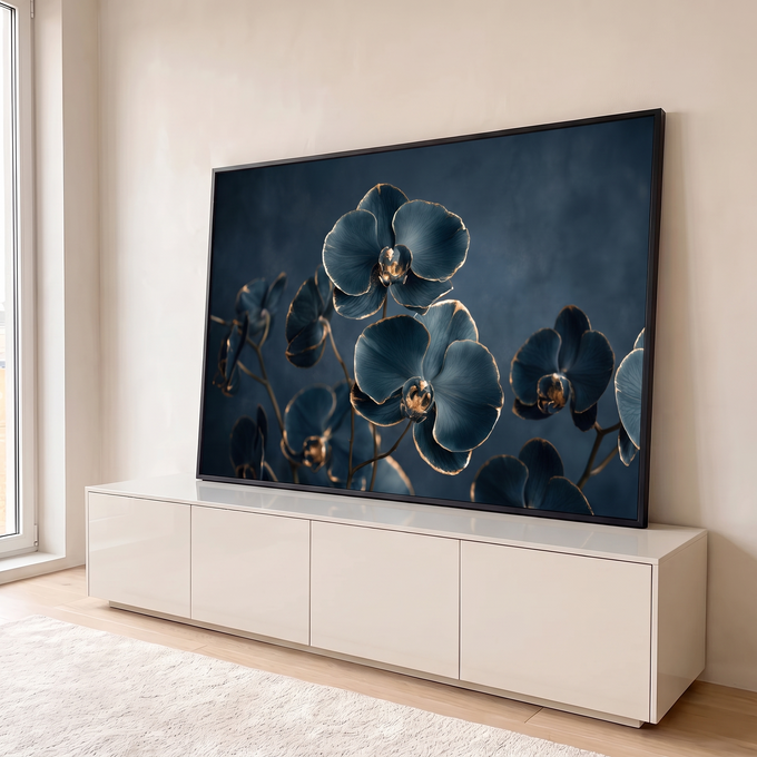 Quadro Decorativo Grande Orquídeas Petróleo para Sala Azul | quadros decorativos para sala | orquídeas azul petróleo com bordas douradas sobre fundo escuro desfocado | em Quadros para Sala | Porao dos Quadros
