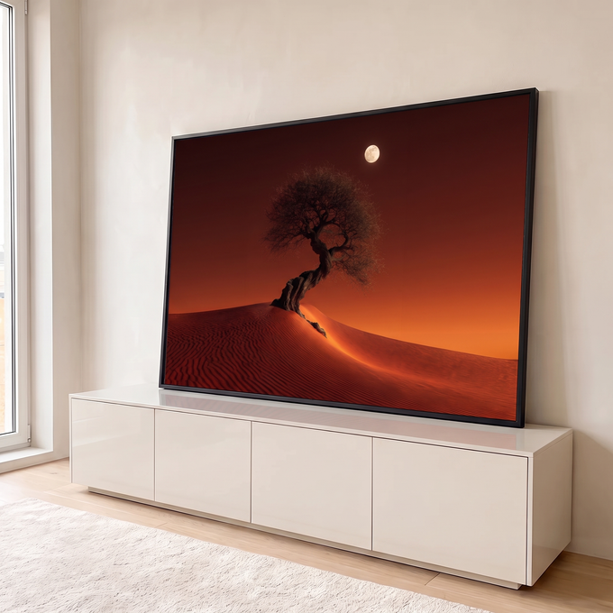 Árvore retorcida solitária em duna de areia sob lua cheia e céu laranja ao entardecer, quadro decorativo