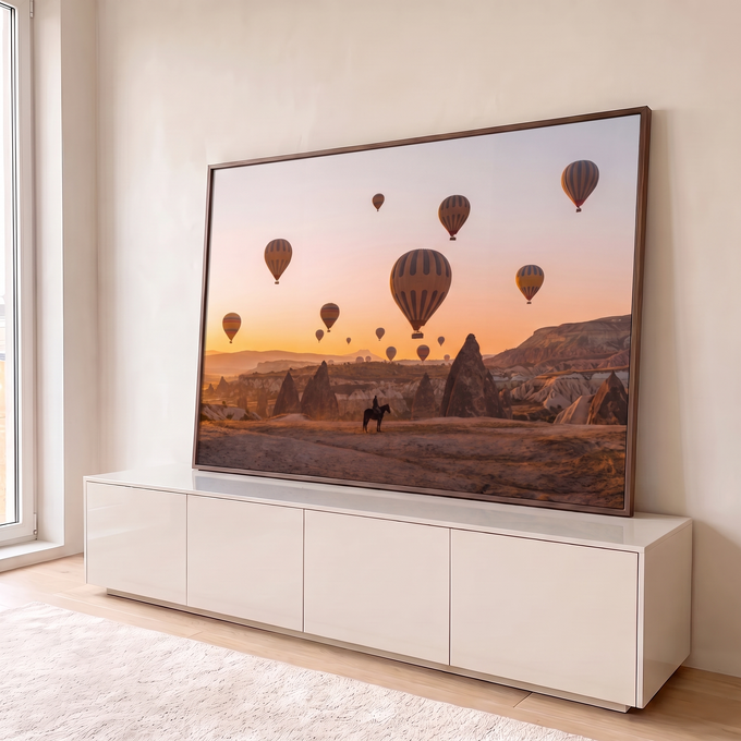 Quadro Decorativo Grande Balões a Capadócia para Sala | quadros decorativos para sala | balões de ar quente coloridos sobre a Capadócia ao pôr do sol, com cavaleiro em silhueta | em Quadros para Sala | Porao dos Quadros