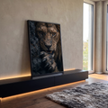 Quadro Decorativo Grande Leão com Olhar para Sala Marrom | quadros decorativos para sala | close de leão com olhos âmbar e pata com garras sobre rocha escura | em Quadros para Sala | Porao dos Quadros
