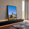 Quadro Decorativo Águia Dourada em Rocha com Montanhas | quadros decorativos para sala | águia dourada pousada em rocha com montanhas e céu azul ao fundo | em Quadros para Sala | Porao dos Quadros