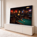 Mona Lisa com taco de sinuca em mesa de bilhar verde, bar de tijolos com letreiros neon, quadro decorativo