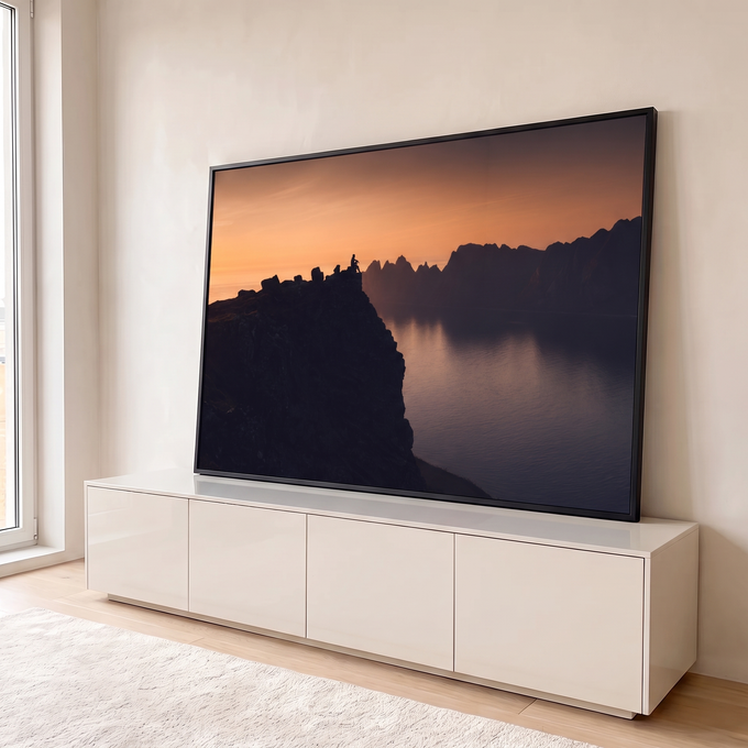 Silhueta no penhasco diante de fiorde e montanhas ao pôr do sol laranja, quadro decorativo