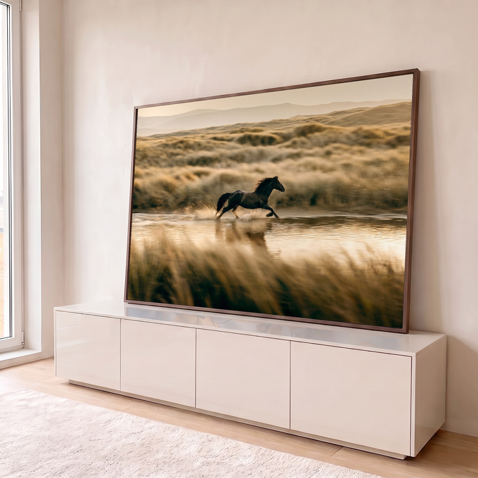 Quadro Decorativo Grande Cavalo Negro para Sala Marrom | quadros decorativos para sala | cavalo negro galopando em água rasa com dunas douradas ao fundo | em Quadros para Sala | Porao dos Quadros