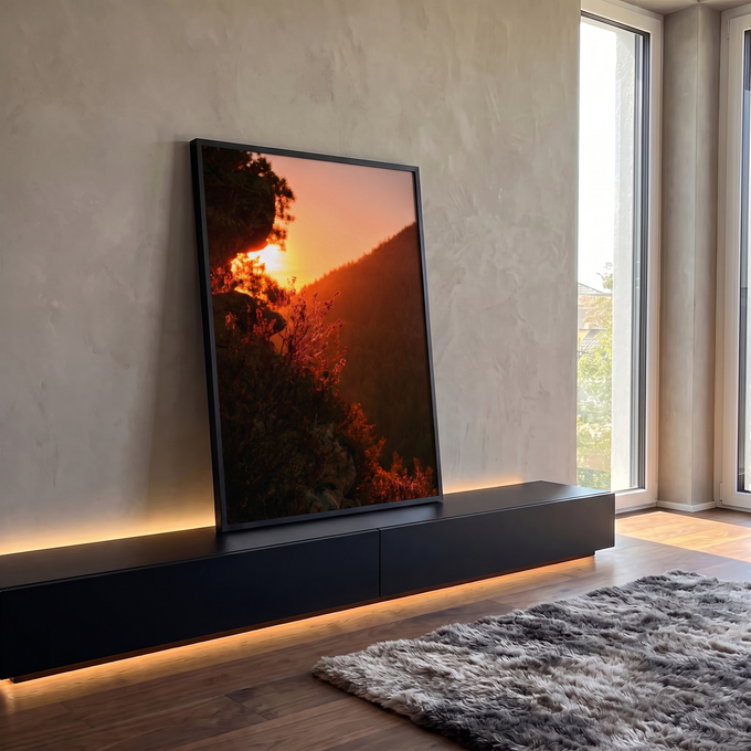 Quadro Decorativo Grande Urze e Rochas para Sala Laranja | quadros decorativos para sala | pôr do sol entre rochas e arbustos secos com montanha ao fundo em tons laranja | em Quadros para Sala | Porao dos Quadros