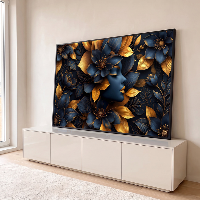 Rosto feminino de perfil, olhos fechados e lábios dourados entre flores azuis e douradas, quadro decorativo