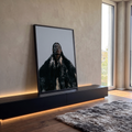 Quadro Decorativo Guerreiro Indígena com Manto de Pele | quadros decorativos para sala | homem indígena com pintura facial cinza e manto de pele contra céu claro | em Quadros para Sala | Porao dos Quadros