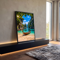 Quadro Decorativo Grande Barco de Madeira para Sala Azul | quadros decorativos para sala | barco de madeira numa praia à beira de lagoa turquesa cercada por penhascos verdes | em Quadros para Sala | Porao dos Quadros