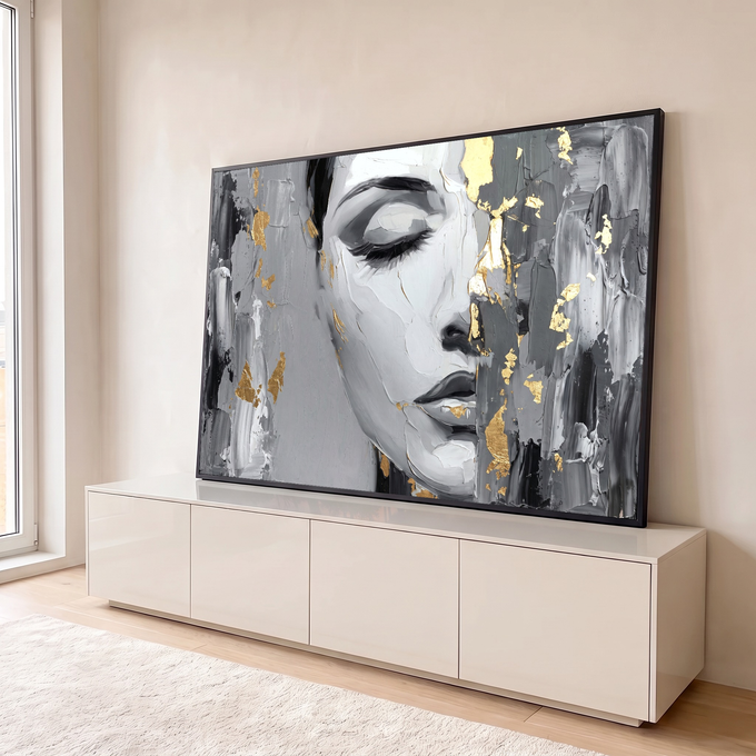 Rosto de mulher de olhos fechados em pinceladas cinza texturizadas com folha de ouro, quadro decorativo