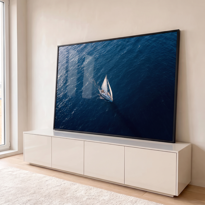 Quadro Decorativo Grande Veleiro Branco Azul para Sala | quadros decorativos para sala | veleiro branco visto de cima navegando em mar azul profundo com rastro de espuma | em Quadros para Sala | Porao dos Quadros