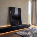 Muscle car preto molhado de chuva com farol laranja aceso refletido no asfalto, quadro decorativo