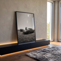Porsche 911 clássico em campo com mulher e fardo de feno, fotografia preto e branco, quadro decorativo
