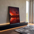 Céu vermelho em chamas ao pôr do sol com palmeiras refletidas na areia molhada, quadro decorativo