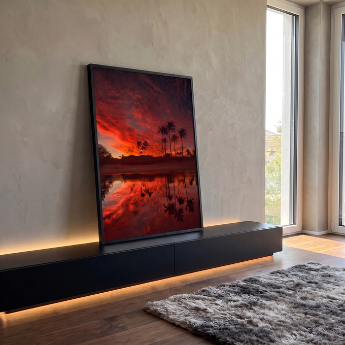Céu vermelho em chamas ao pôr do sol com palmeiras refletidas na areia molhada, quadro decorativo