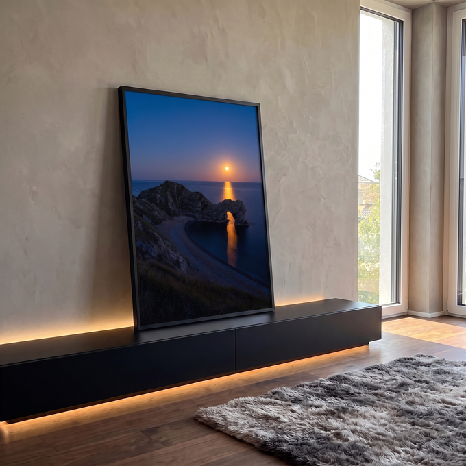 Arco de pedra sobre praia deserta com lua cheia refletindo no mar azul ao anoitecer, quadro decorativo