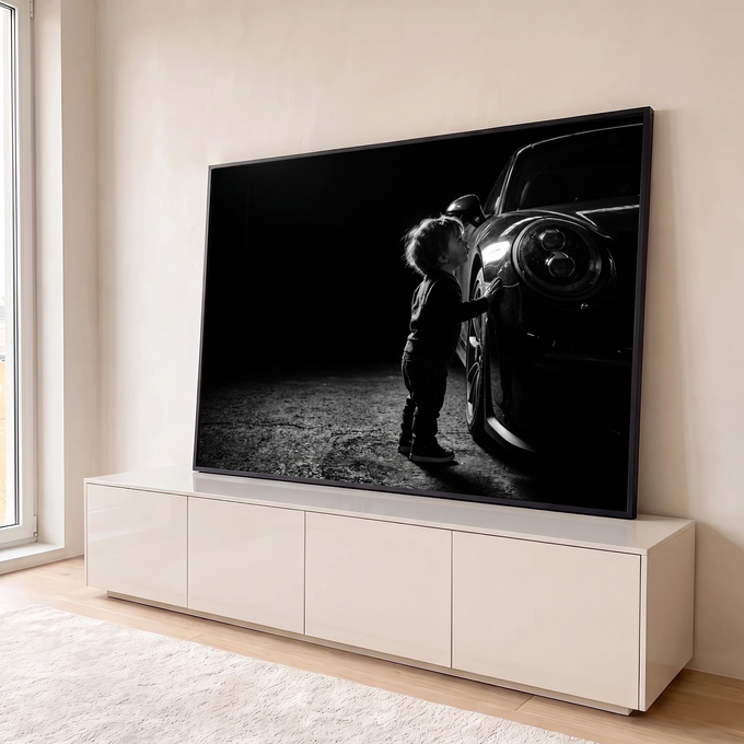 Quadro Decorativo Grande Criança Admirando para Sala Preto | quadros decorativos para sala | criança admirando carro esportivo escuro em fotografia preto e branco dramática | em Quadros para Sala | Porao dos Quadros