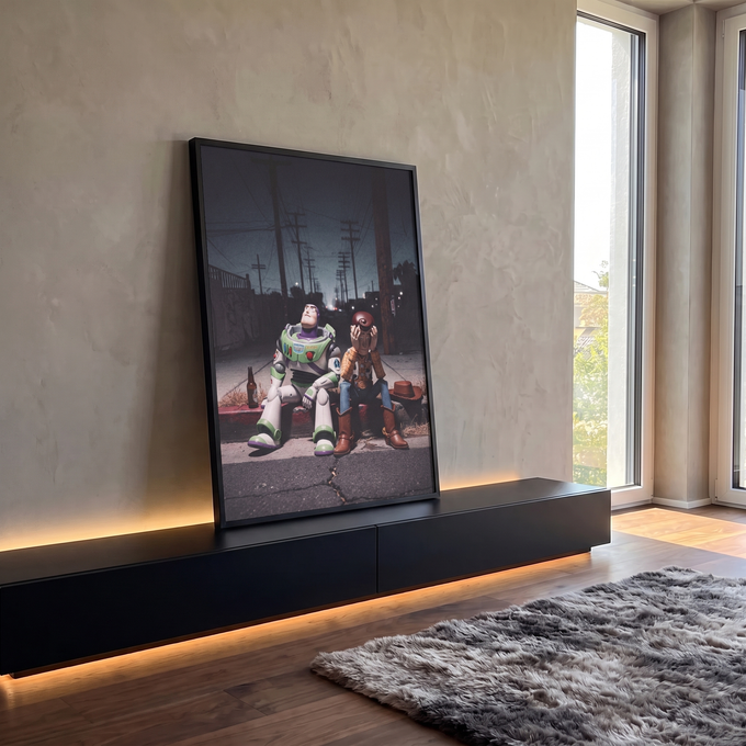 Bonecos de caubói e astronauta sentados no meio-fio de rua noturna com postes, quadro decorativo