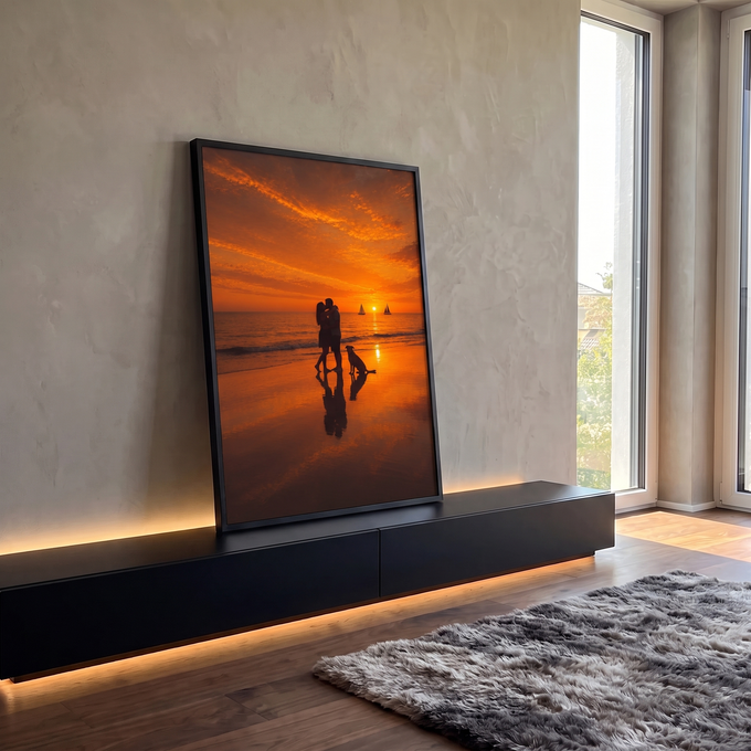Silhueta de casal se beijando na praia com cachorro, veleiros e céu laranja ao pôr do sol, quadro decorativo