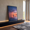 Quadro Decorativo Grande Veleiro ao Pôr do Sol para Sala | quadros decorativos para sala | veleiro branco solitário em água espelhada sob céu de pôr do sol laranja e azul | em Quadros para Sala | Porao dos Quadros