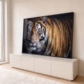 Quadro Decorativo Grande Tigre Olhar para Sala Laranja | quadros decorativos para sala | tigre em close com listras laranja e preto e olhos âmbar sobre fundo escuro | em Quadros para Sala | Porao dos Quadros