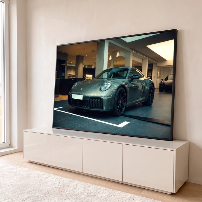 Porsche 911 cinza grafite com rodas pretas em showroom de concreto iluminado, quadro decorativo