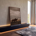 Dois potros marrons caminhando em campo aberto sob céu nublado, fotografia, quadro decorativo