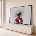 Mulher negra com penteado branco volumoso, batom vermelho e casaco estampa zebra, quadro decorativo