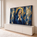 Nossa Senhora em prece com manto azul e auréola dourada sobre fundo geométrico, quadro decorativo