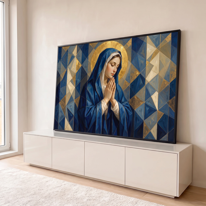 Nossa Senhora em prece com manto azul e auréola dourada sobre fundo geométrico, quadro decorativo