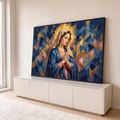 Virgem Maria em oração com manto azul estrelado, auréola dourada e fundo geométrico, quadro decorativo