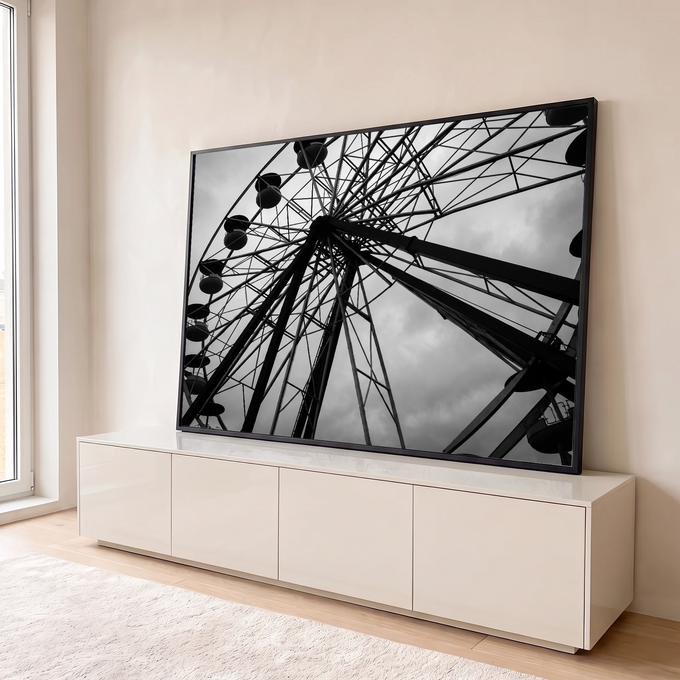 Quadro Decorativo Grande Roda Gigante para Sala Preto | quadros decorativos para sala | roda-gigante metálica em preto e branco vista de baixo contra céu nublado | em Quadros para Sala | Porao dos Quadros