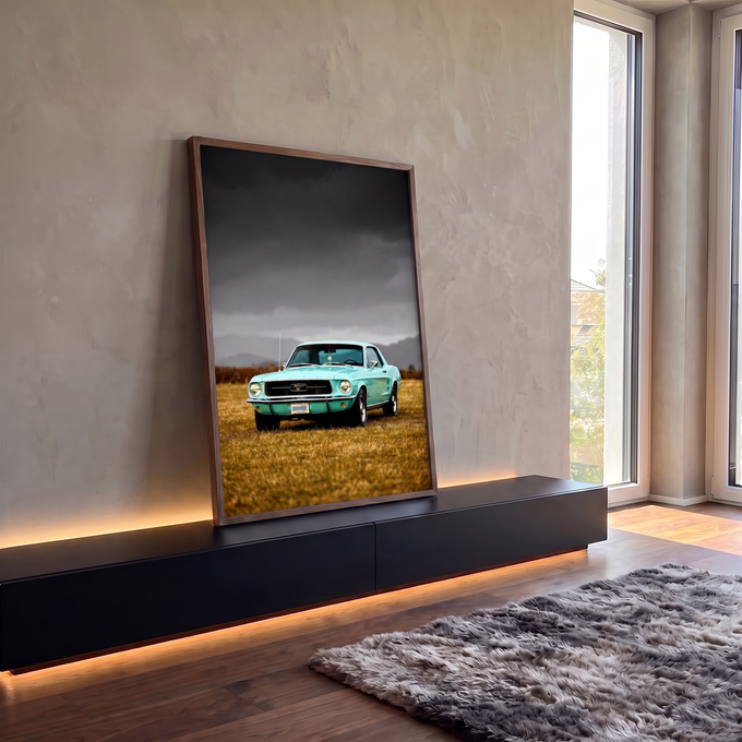 Mustang clássico verde água em campo de grama dourada sob céu cinza de tempestade, quadro decorativo